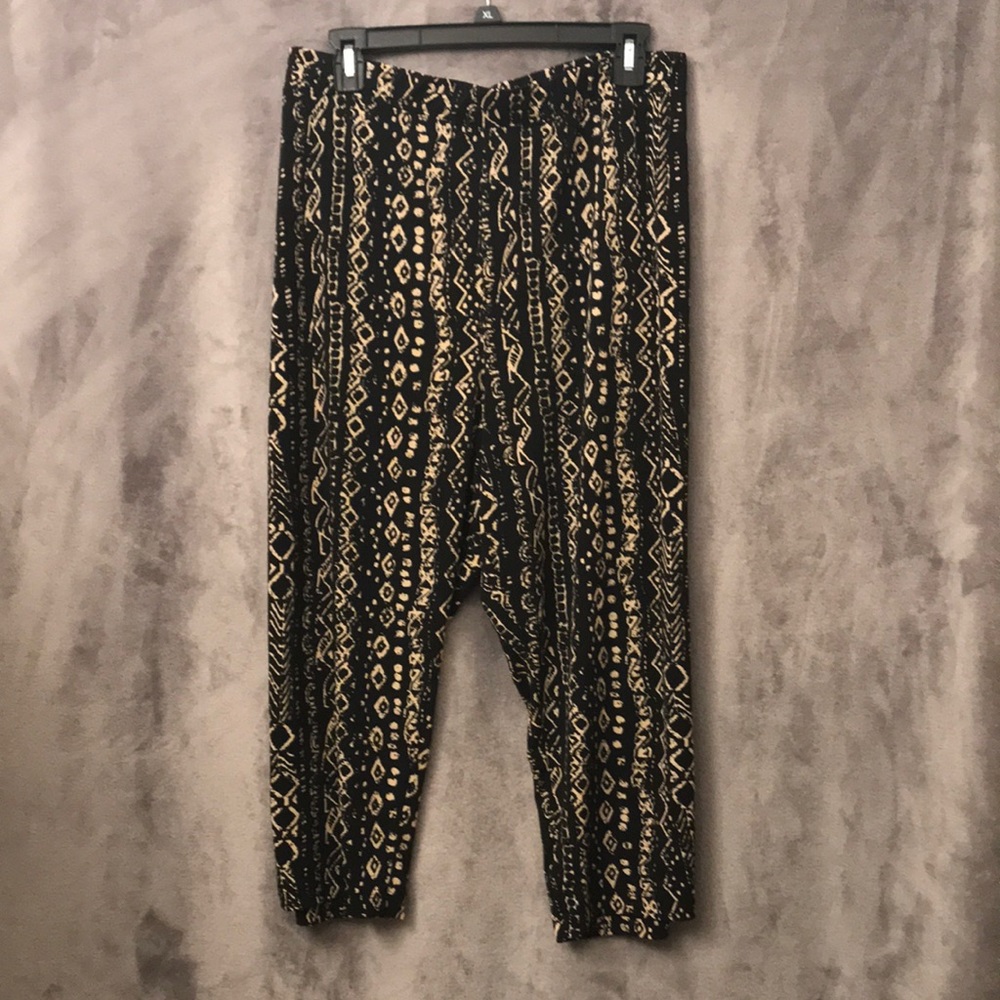 Susan Graver tribal jersey knit capris. 2XP. EUC.